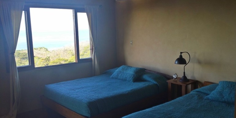 Upstairs Bedroom - 2 Queens